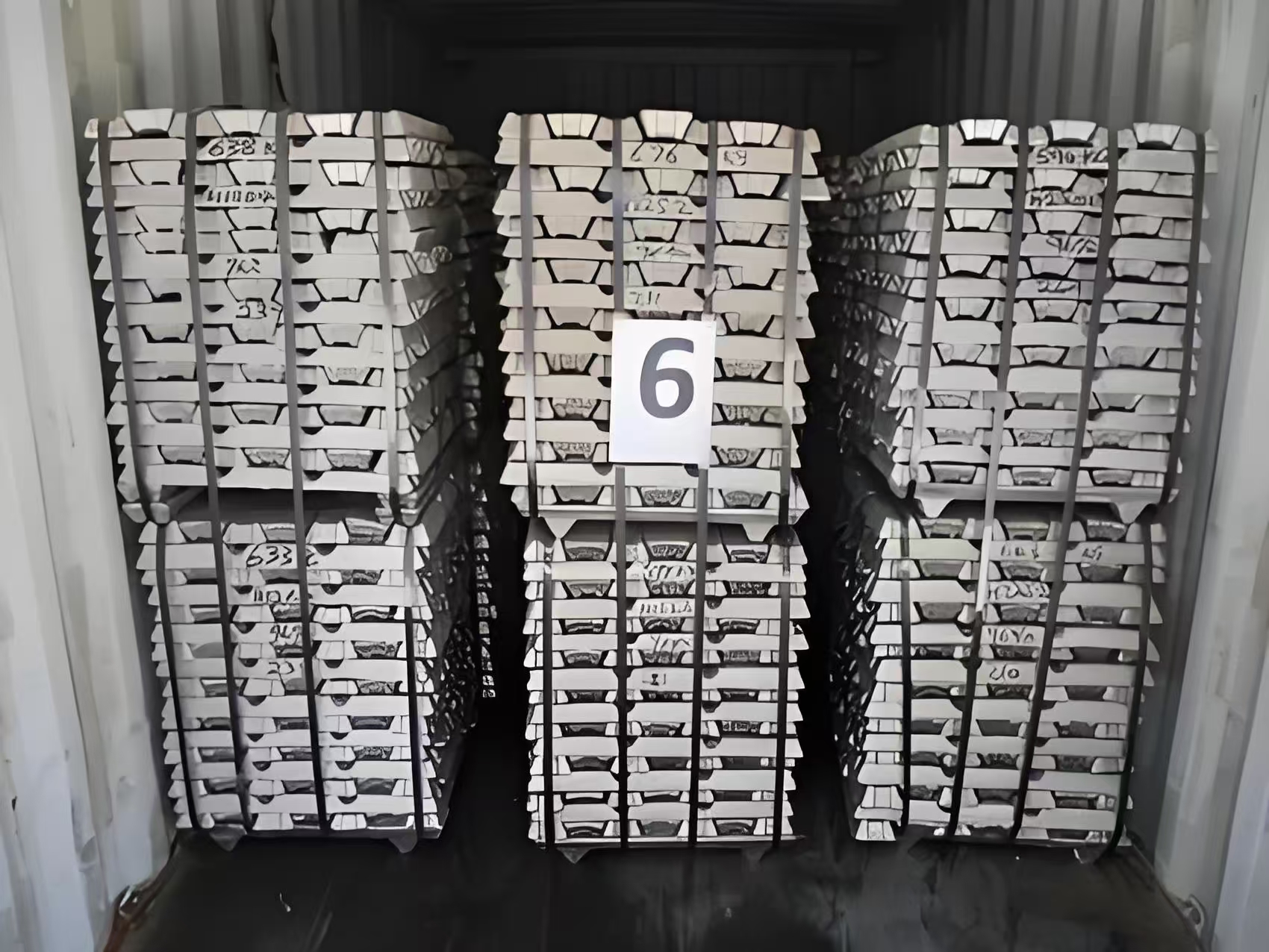 中欧班列（渝新欧）首趟“锂矿石专列”抵达重庆，保障新能源产业链安全